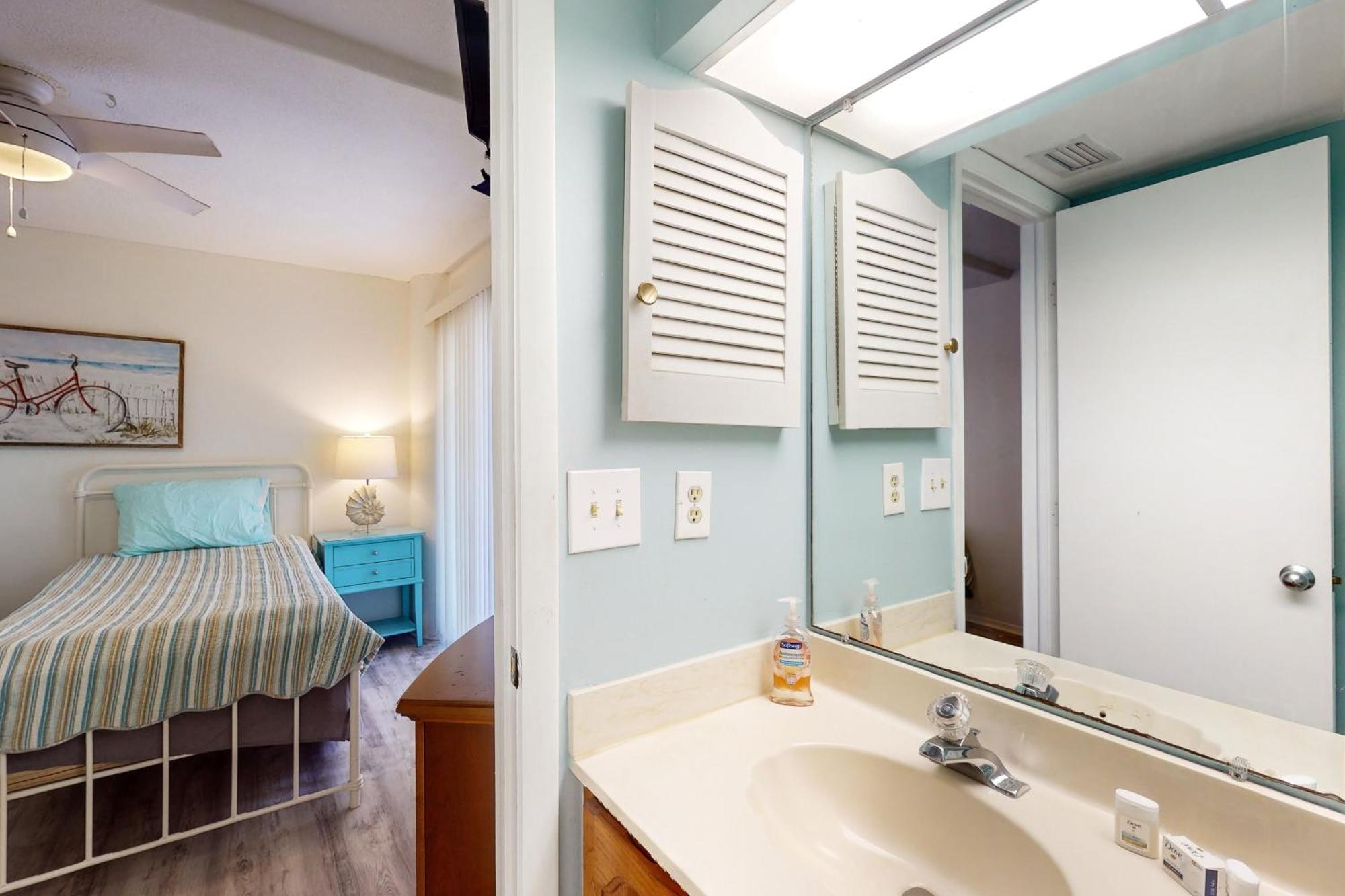 Ocean Breeze & Santa Maria Condos Fort Myers Beach Room photo
